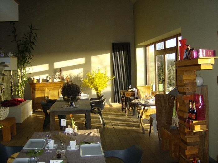 De eetzaal met grote ramen