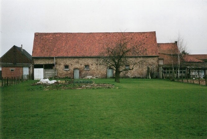 De achterkant met de weide