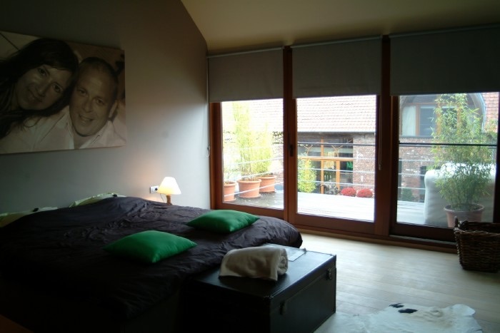 Slaapkamer van Suite Hadelin met grote ramen