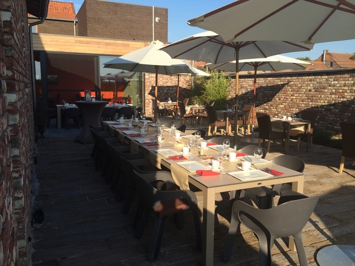Het terras met parasols