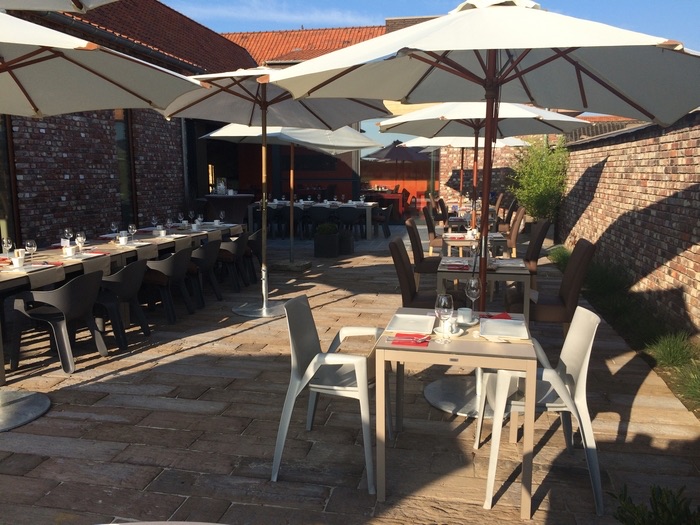 Gedekte tafels op het terras onder parasols